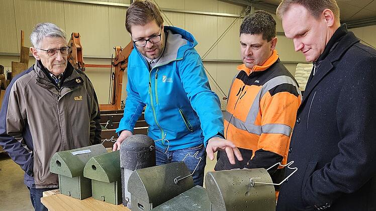 Naturschutzwächter Dieter Fünfstück und Matthias Franz (Untere Naturschutzbehörde) erklären Forstwirt Thomas Morawietz und Oerlenbachs Bürgermeister Nico Rogge (von links), welcher Nistkasten für welche Vogelart gebaut wurde.