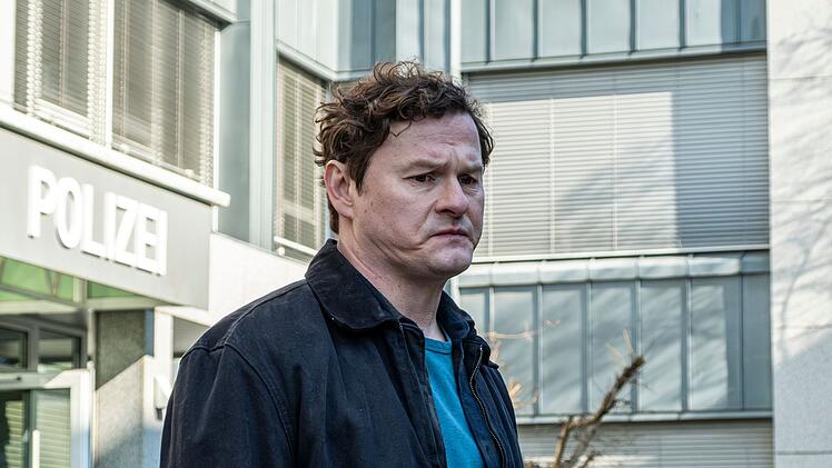 Victor Reisinger (Shenja Lacher) hat gestanden, unter Alkoholeinfluss einen Sportwagen geklaut und damit einen t&ouml;dlichen Unfall verursacht zu haben. Nun soll er daf&uuml;r mehrere Jahre ins Gef&auml;ngnis.