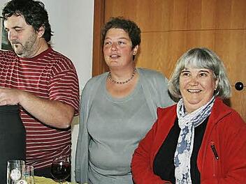 Das 20-jährige Bestehen wurde groß  gefeiert.   Christian Lotter  schenkte Sangria aus.  Mit auf  Bild (weiter  nach rechts)    Pfarrerin Kathrin Klinger,  Lucia Dittebrand  und  Kerstin Lubina.  Foto:  Sonja Adam