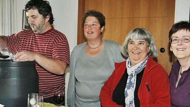 Das 20-jährige Bestehen wurde groß  gefeiert.   Christian Lotter  schenkte Sangria aus.  Mit auf  Bild (weiter  nach rechts)    Pfarrerin Kathrin Klinger,  Lucia Dittebrand  und  Kerstin Lubina.  Foto:  Sonja Adam