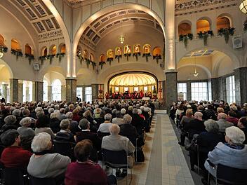 Gut besucht war die Weihnachtsmatinée, zu der das Kurorchester Bad Kissingen unter Leitung von Elena Iossifova am ersten Weihnachtsfeiertag in die Wandelhalle eingeladen hatte. Foto: Christian Dijkstal