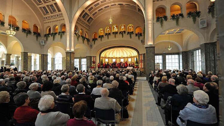 Gut besucht war die Weihnachtsmatinée, zu der das Kurorchester Bad Kissingen unter Leitung von Elena Iossifova am ersten Weihnachtsfeiertag in die Wandelhalle eingeladen hatte. Foto: Christian Dijkstal