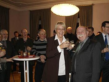 Stießen auf ein gutes Jahr für die Handwerksbetriebe im Landkreis an: Kreishandwerksmeister Hans-Georg Häfner und Bundestagsabgeordnete Susanne Kastner.