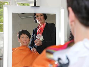 Bei der Farbberatung klärt Christiane Eller (stehend) mit Jutta Fischer die Frage: Was unterstreicht ihren Typ, was lässt ihn strahlen oder eher blass aussehen? Foto: Ronald Rinklef