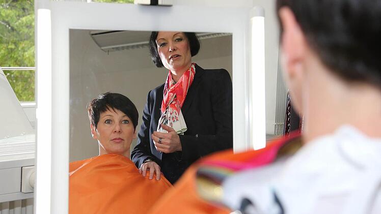 Bei der Farbberatung klärt Christiane Eller (stehend) mit Jutta Fischer die Frage: Was unterstreicht ihren Typ, was lässt ihn strahlen oder eher blass aussehen? Foto: Ronald Rinklef
