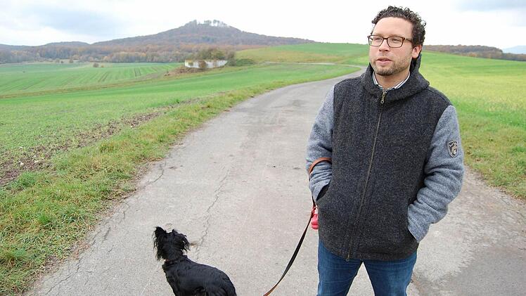 Martin Finzel (mit Mia), im Hintergrund der Straufhain