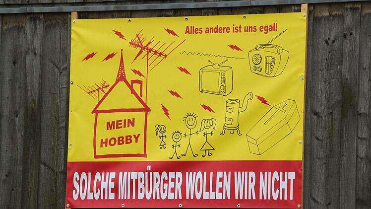 Von der jüngsten Protestaktion - das Plakat hängt direkt gegenüber vom Haus des Funkamateurs - distanzieren sich etliche Roßbacher. Foto: Ulrike Müller