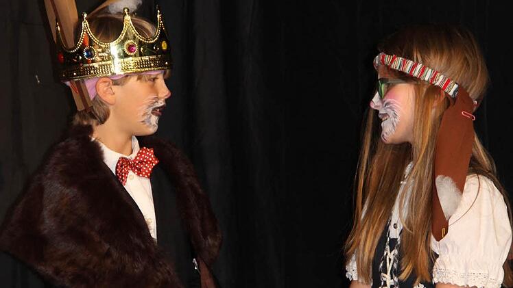 Maximilian Fließer und Hannah Weibbrecht als König und Prinzessin im "Sängerkrieg der Heidehasen". Foto: Katharina Müller-Sanke