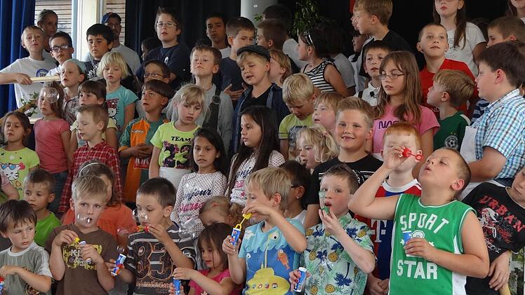 Hallo, Don Bosco: Die Kinder der Tagesstätte und des Förderzentrum in Ebern begrüßten ihre Gäste zum Schulfest mit dem Don-Bosco-Lied. Foto: Johanna Eckert