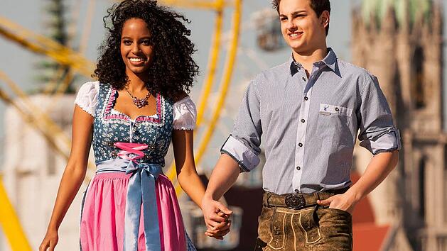 Mit modischem Dirndl und fescher Lederhose stilecht auf die Feste in der Region.  Foto: Spieth & Wensky