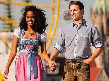 Mit modischem Dirndl und fescher Lederhose stilecht auf die Feste in der Region.  Foto: Spieth & Wensky