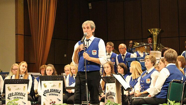 Joachim Scholz führte kurzweilig durch den buntgemischten Abend und sorgte mit überraschenden Wendungen für einen gelungenen Abend. Foto: Julia Raab