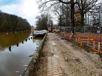 Derzeit sieht das Hainbad in Bamberg so aus: Der Holzsteg ist zu zwei Dritteln abgerissen. Im neuen Jahr wird er durch eine neue freischwebende Konstruktion  ersetzt. Foto: Matthias Hoch
