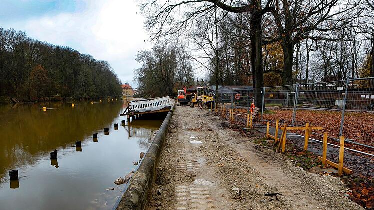 Derzeit sieht das Hainbad in Bamberg so aus: Der Holzsteg ist zu zwei Dritteln abgerissen. Im neuen Jahr wird er durch eine neue freischwebende Konstruktion  ersetzt. Foto: Matthias Hoch