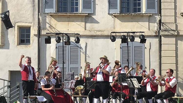 Die fidelen Weisbrunner spielten kräftig vor dem Rathaus in Saint Paul Trois Châteaux auf und begeisterten Einheimische und Gäste gleichermaßen.Moni Göhr/Landratsamt Haßberge