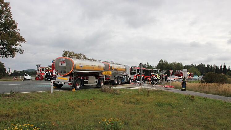 Schwerer Unfall am Freitagvormittag (14. September 2018) zwischen Mitwitz und Kaltenbrunn. Ein Milchlaster war in einen Linienbus gekracht. Foto: Andreas Schmitt
