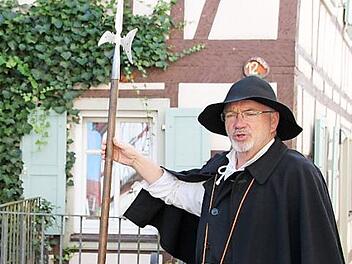 Rainer Kirch wird an den Heimatspieltagen 25. August und 1. September wieder als Nachtwächter Gäste durch die Stadt führen.  Foto: Thomas Malz