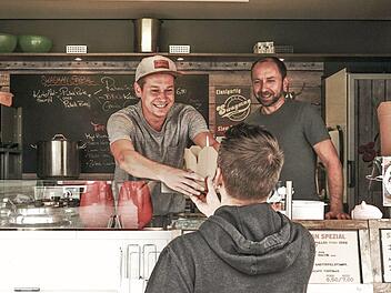 Fleischiges und Vegetarisches in die Hand gibt es beim Foodtruck-Festival im Luitpoldbad. Miguel Ortega