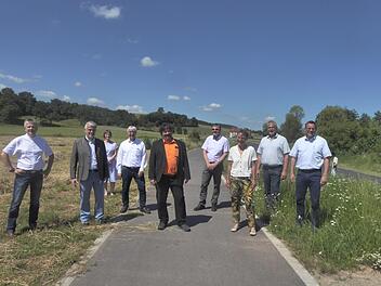 Mit dem Radweg zwischen Falsbrunn und Prölsdorf schloss sich das Radwegenetz in Rauhenebrach. Unser Bild zeigt bei der Übergabe von links: Planer Hugo Barthel,  Landtagsabgeordneten Steffen Vogel, Heike Pfrang von der Gemeindeverwaltung, Abteilungsleiter Manfred Rott vom Staatlichen Bauamt, Landtagsabgeordneten Gerald Pittner, den Leiter der Kreis-Tiefbauverwaltung, Alfons Schanz, Gemeinderätin Petra Diener, Zweiten Bürgermeister Alfred Bauer und  Bürgermeister Matthias Bäuerlein. Gemeinde Ra...