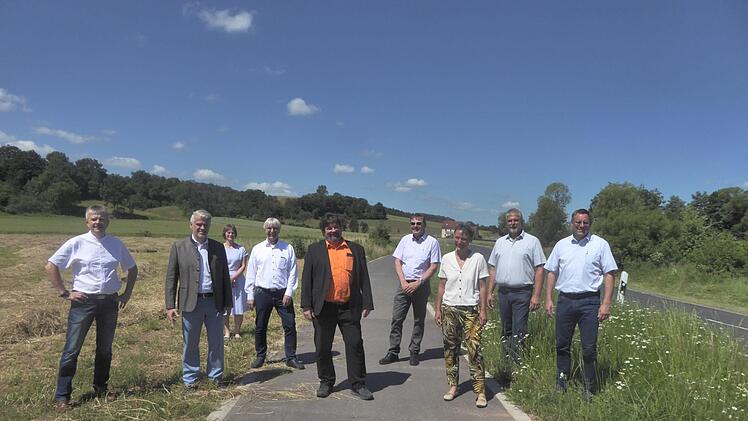 Mit dem Radweg zwischen Falsbrunn und Prölsdorf schloss sich das Radwegenetz in Rauhenebrach. Unser Bild zeigt bei der Übergabe von links: Planer Hugo Barthel,  Landtagsabgeordneten Steffen Vogel, Heike Pfrang von der Gemeindeverwaltung, Abteilungsleiter Manfred Rott vom Staatlichen Bauamt, Landtagsabgeordneten Gerald Pittner, den Leiter der Kreis-Tiefbauverwaltung, Alfons Schanz, Gemeinderätin Petra Diener, Zweiten Bürgermeister Alfred Bauer und  Bürgermeister Matthias Bäuerlein. Gemeinde Ra...