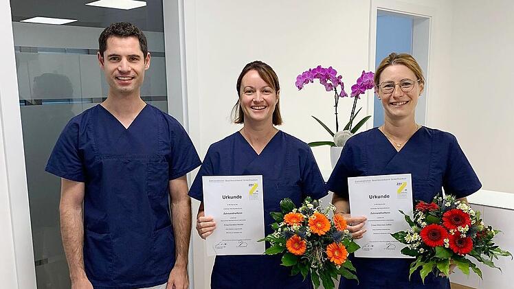 Dr. Mario Zehner überreichte die Urkunden an Kerstin Meder und Marina Zahn