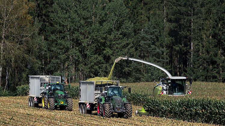 Eine Erntemaschine wurde durch Metallteile besch&auml;digt, die auf einem Maisfeld platziert wurden.