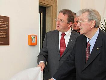 Alfred Illing, der letzte Chef der Kulmbacher Stadtpolizei (Zweiter von rechts), durfte gemeinsam mit OB Henry Schramm die Erinnerungstafel vor dem Bürgerbüro enthüllen. Mit im Bild Polizeivizepräsident Werner Mikulasch und Rudi Fortwängler. Foto: Dagmar Besand