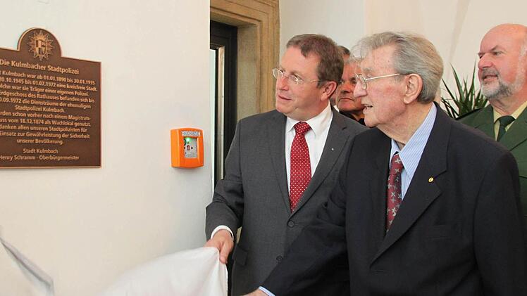 Alfred Illing, der letzte Chef der Kulmbacher Stadtpolizei (Zweiter von rechts), durfte gemeinsam mit OB Henry Schramm die Erinnerungstafel vor dem Bürgerbüro enthüllen. Mit im Bild Polizeivizepräsident Werner Mikulasch und Rudi Fortwängler. Foto: Dagmar Besand