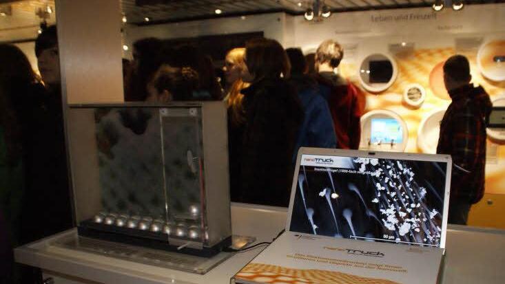 Ziemlich futuristisch geht es zu im Nano-Truck, der rollenden Ausstellung zum Thema Nanotechnologie.