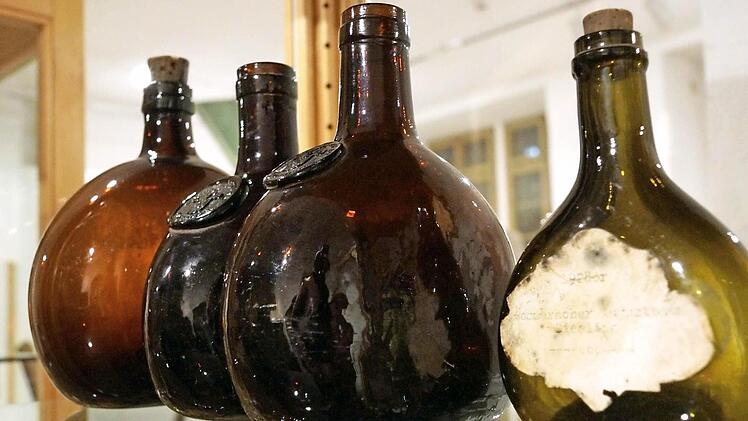 So alt wie diese Bocksbeutel aus dem Museum ist die Idee für eine zentrale Vinothek noch nicht, aber sie wird schon lange genug diskutiert. Die Chancen sind jetzt endlich günstig, dass sie in Bad Kissingen verwirklicht wird. Foto: Arkadius Guzy