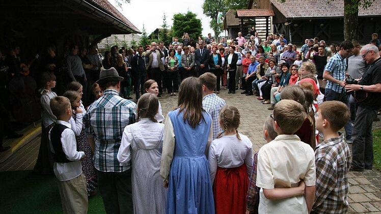Mit der Vorführung einer Schulstunde aus der "guten" alten Zeit im Freilichtmuseum Uljana begrüßten Kinder aus Ivancna Gorica die Besucher aus Hirschaid zu den Jubiläumsfeierlichkeiten