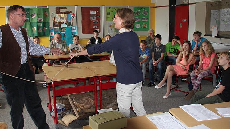 Am Kälberstrick "abgeführt": Deutschlehrerin Diana Brünner-Finke (rechts) und Peter Kirchner. Foto: Ralf Kestel