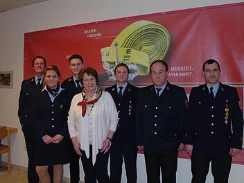 Zusammen für das Gemeinwohl (von links nach rechts): Kommandant Michael Krug, Lena Übelacker, Florian Eder, Bürgermeisterin Brigitte Meyerdierks, Wolfram Paul, Matthias Heil, Peter Rehnert.  Foto: Stefanie Elm