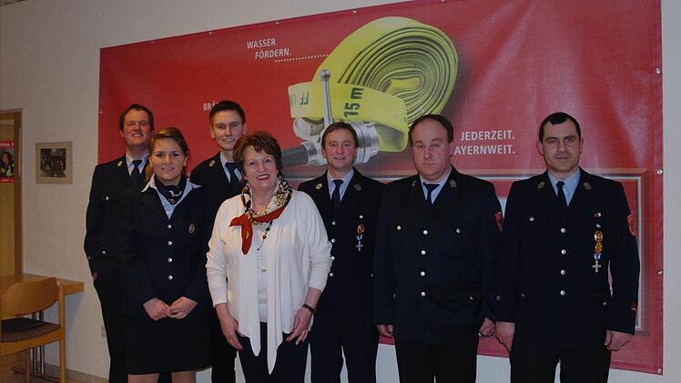 Zusammen für das Gemeinwohl (von links nach rechts): Kommandant Michael Krug, Lena Übelacker, Florian Eder, Bürgermeisterin Brigitte Meyerdierks, Wolfram Paul, Matthias Heil, Peter Rehnert.  Foto: Stefanie Elm