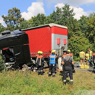 Autofahrer stirbt bei Frontalzusammensto§ mit Lkw