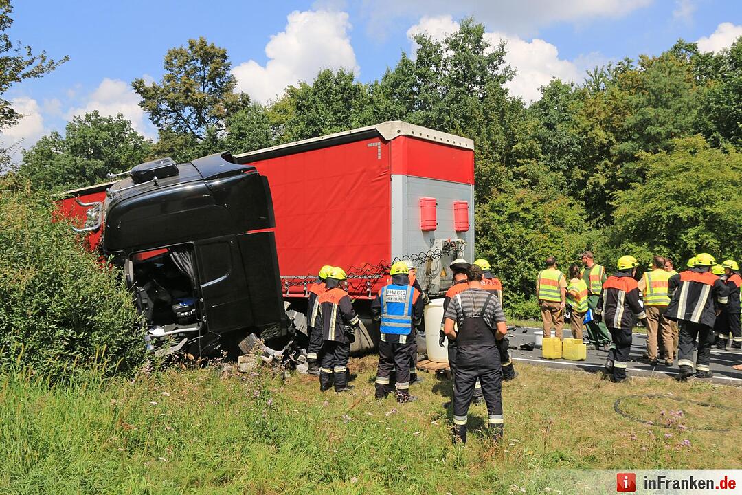 Autofahrer stirbt bei Frontalzusammensto§ mit Lkw