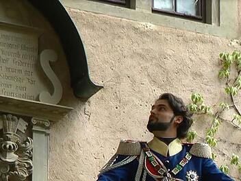 Jonas Hopf auf Zeitreise: Im König-Ludwig-II.-Kostüm steht der 33-Jährige auf dem Außenbalkon von Schloss Aschach. Foto: Tassilo Hopf