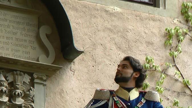 Jonas Hopf auf Zeitreise: Im König-Ludwig-II.-Kostüm steht der 33-Jährige auf dem Außenbalkon von Schloss Aschach. Foto: Tassilo Hopf