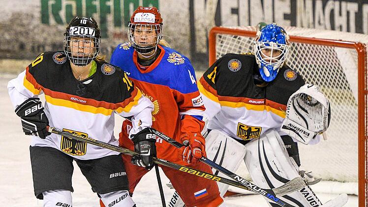 Yvonne Rothemund (links) im Länderspiel gegen Russland im November 2016 in Füssen. Foto: Imago/nordphoto