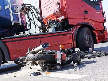 Vor genau einem Jahr prallte auf der B 287 bei Langendorf ein Tanklastzug mit einem Motorrad zusammen. Foto: Archiv/Arkadius Guzy
