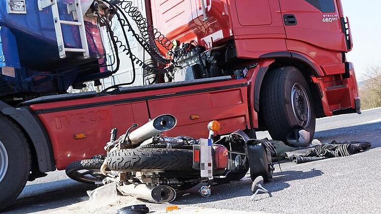 Vor genau einem Jahr prallte auf der B 287 bei Langendorf ein Tanklastzug mit einem Motorrad zusammen. Foto: Archiv/Arkadius Guzy