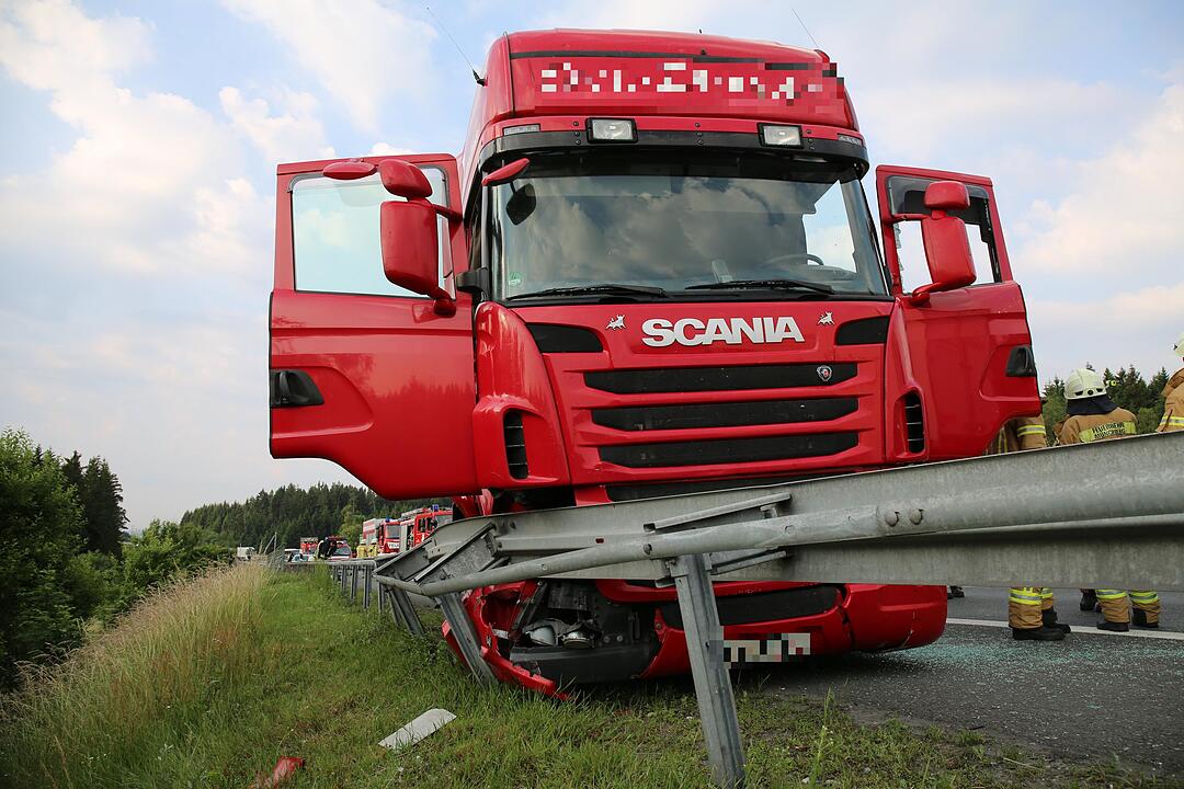 Unfall auf A9: Helfer retten bewusstlosen Lkw-Fahrer