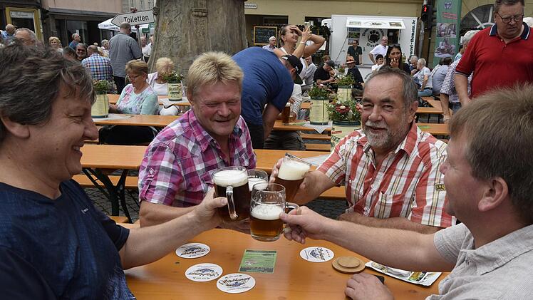 Wolfgang, Thomas, Erwin und Robert probieren das erste BierAndreas Welz
