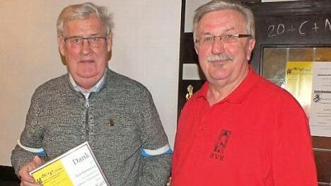 Karl Dresel (l.) erhielt aus den H&auml;nden von Georg R&ouml;mer die goldene Ehrennadel des Vereins. Foto: Manfred Welker
