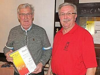 Karl Dresel (l.) erhielt aus den Händen von Georg Römer die goldene Ehrennadel des Vereins. Foto: Manfred Welker