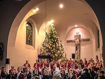 Das Symphonische Blasorchester Küps beim Auftritt im Chorraum der St.-Marien-Kirche in Johannisthal  Foto: privat
