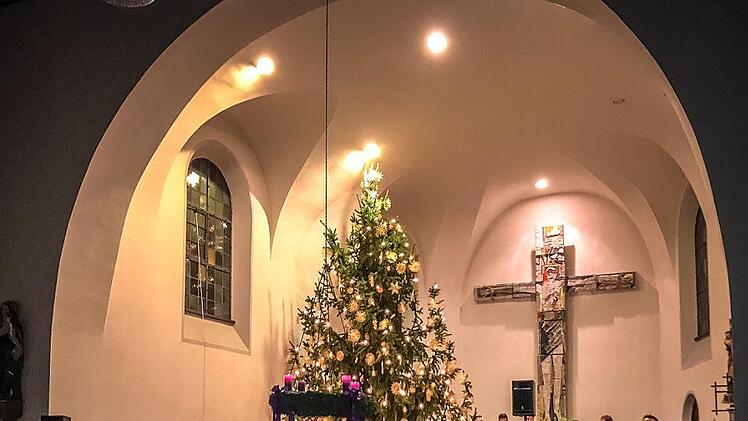 Das Symphonische Blasorchester Küps beim Auftritt im Chorraum der St.-Marien-Kirche in Johannisthal  Foto: privat