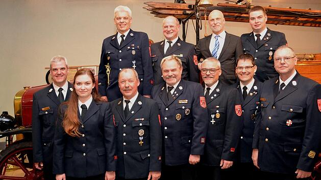 Zahlreiche Ehrungen und Auszeichnungen, sowie eine Verabschiedung standen auf dem Programm der Jahreshauptversammlung der FFW Bad Kissingen. Auf unserem Foto Michael Wolf (von links), Anja Weing&auml;rtner, Jochen Hartmann, Karl Heinz Mehringer, Thomas Baumgart, Stefan Hauer und  Harald Albert. Dahinter (von links) Klaus Str&ouml;hlein, Thomas Sch&auml;fer, Kay Blankenburg und Daniel Weing&auml;rtner. Foto: Peter Rauch