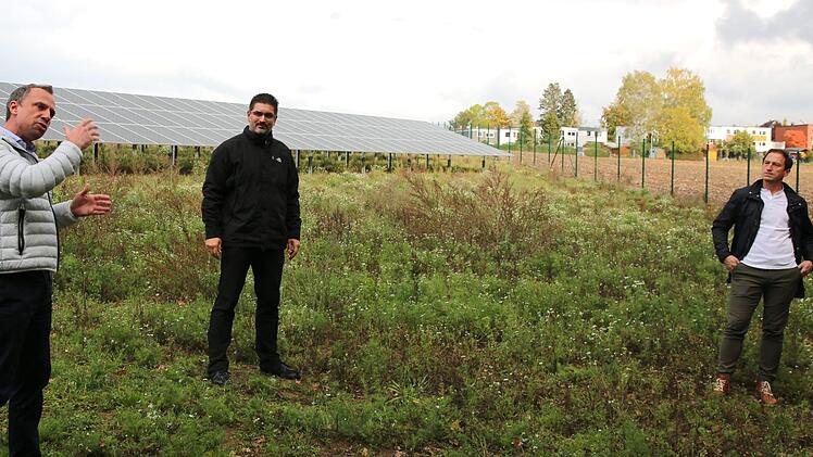 Energieerzeugung in Bürgerhand bietet der erste Solarpark der Bürgerenergiegenossenschaft Coburger Land am Ortsrand von Weidach. Er wurde am Samstag offiziell eingeweiht. Dazu konnte Vorstandsvorsitzender Christian Gunsenheimer (Mitte) den bayerischen Umweltminister Thorsten Glauber (links) und Weitramsdorfs Bürgermeister Andreas Carl begrüßen. Alle drei waren sich einig: Zum guten Gelingen der Energiewende braucht es mehr Photovoltaik vor Ort. Foto: Bettina Knauth