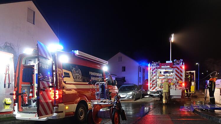 Wohnungsbrand in Haßfurt reißt Feuerwehr aus Schlaf - "Raub von Flammen und Rauch"